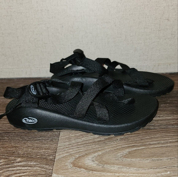 black strappy chacos